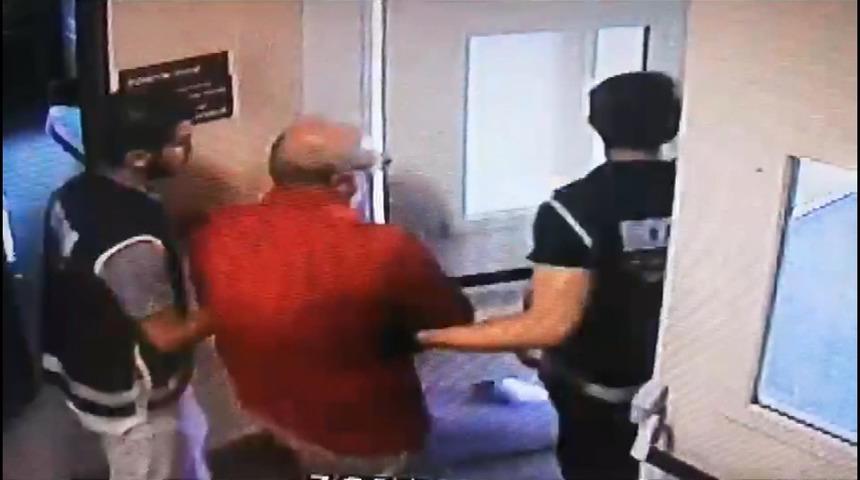 Bıçak parası isteyen doktorla ilgili şoke eden görüntüler! Odasından rüşvet çizelgesi ve balya balya para çıktı