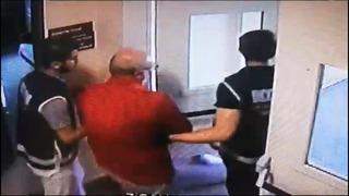 Bıçak parası isteyen doktorla ilgili şoke eden görüntüler! Odasından rüşvet çizelgesi ve balya balya para çıktı