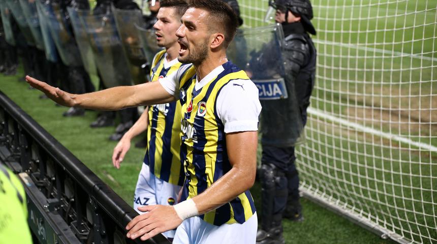 SON DAKİKA: Maribor Fenerbahçe maçında ortalık karıştı maç durdu! Sarı-Lacivertli bazı taraftarlar stattan çıkarıldı