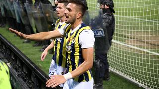 SON DAKİKA: Maribor Fenerbahçe maçında ortalık karıştı maç durdu! Sarı-Lacivertli bazı taraftarlar stattan çıkarıldı