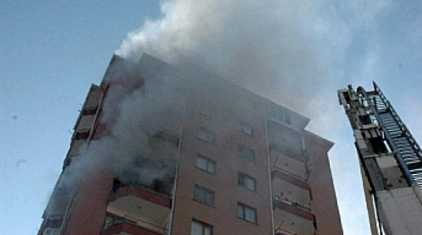 &Ccedil;akmakla oynarken ev yaktı