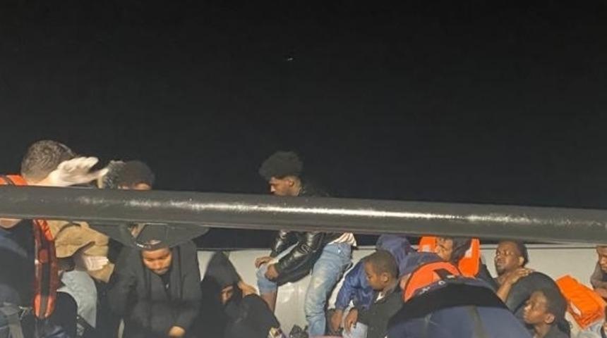 Ayvalık açıklarında 18 düzensiz göçmen yakalandı