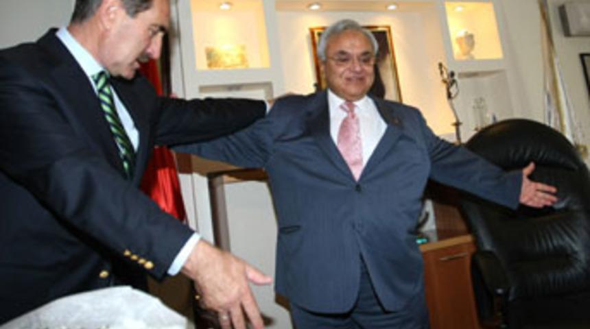 Eski bakan Ko&ccedil;'tan esprili veda