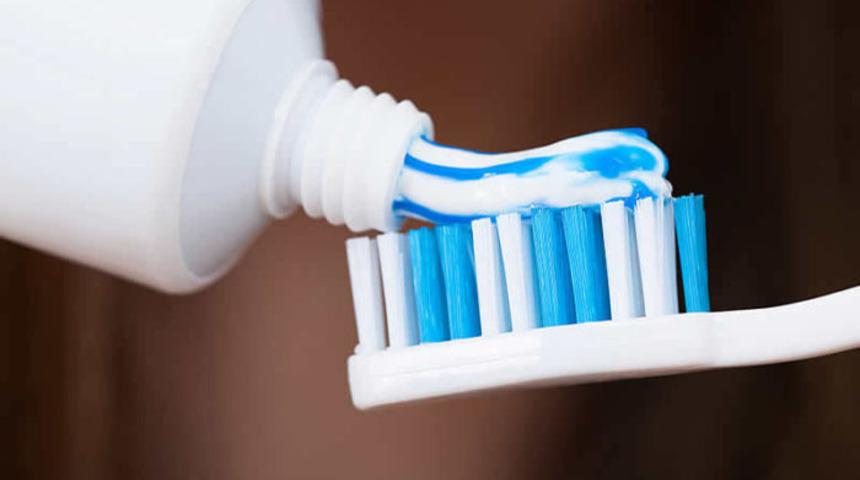 Doğal mı yoksa kimyasal mı? Diş macunu tüplerinin altındaki renklerin anlamları!