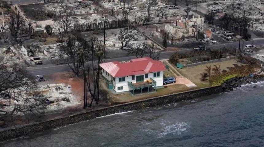 Tüm kasaba küle döndü, bir tek o kurtuldu! Beyaz duvarlı ve kırmızı çatılı evin sırrı ortaya çıktı