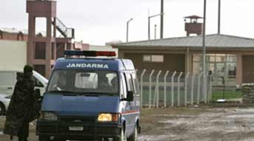 Ceylan Holding'in veliahtı cezaevi m&uuml;d&uuml;r&uuml;n&uuml; vurdu