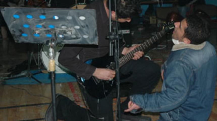 Hakkari'de rock m&uuml;ziği coşkusu