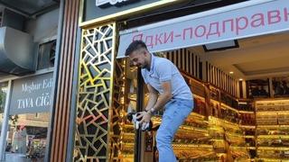 Edirne'de dükkan tabelasının arkasına sıkışan kedi yavrusunu esnaf kurtardı