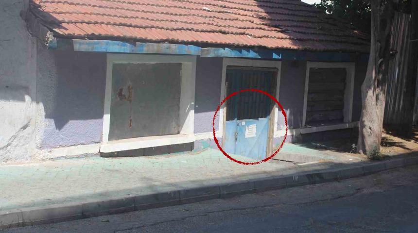 Görenler şaşkınlığını gizleyemiyor... Terk edilen evin kapısındaki gizemli yazı! Mahallede merak konusu oldu