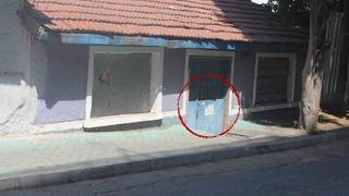 Görenler şaşkınlığını gizleyemiyor... Terk edilen evin kapısındaki gizemli yazı! Mahallede merak konusu oldu