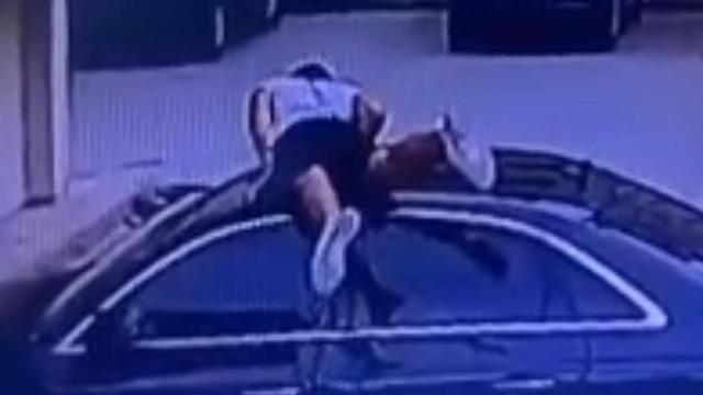 Örümcek adam gibi oto faresi... Sunroof'tan girip çaldı