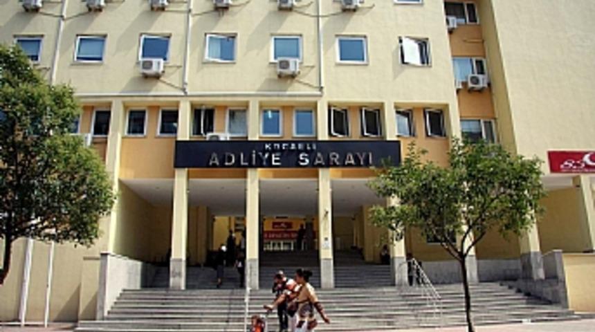 Adliye &ccedil;aycısı dava evrakını değiştirirken yakalandı