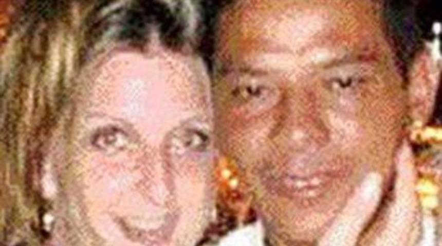 Kendi d&uuml;ğ&uuml;n&uuml;nde garsona aşık oldu