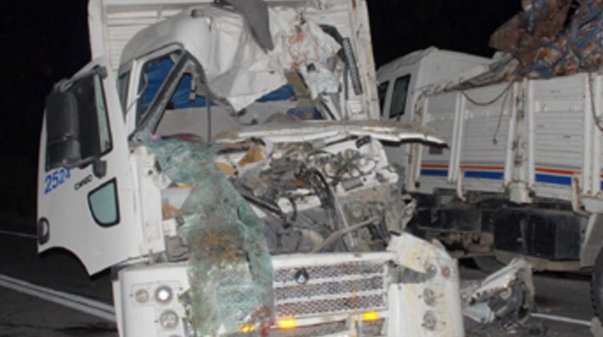 Konya'da iki kamyon &ccedil;arpıştı: 1 &ouml;l&uuml;