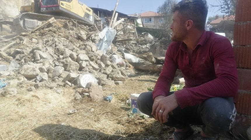 Isparta’da çıkan yangında bir ev küle döndü