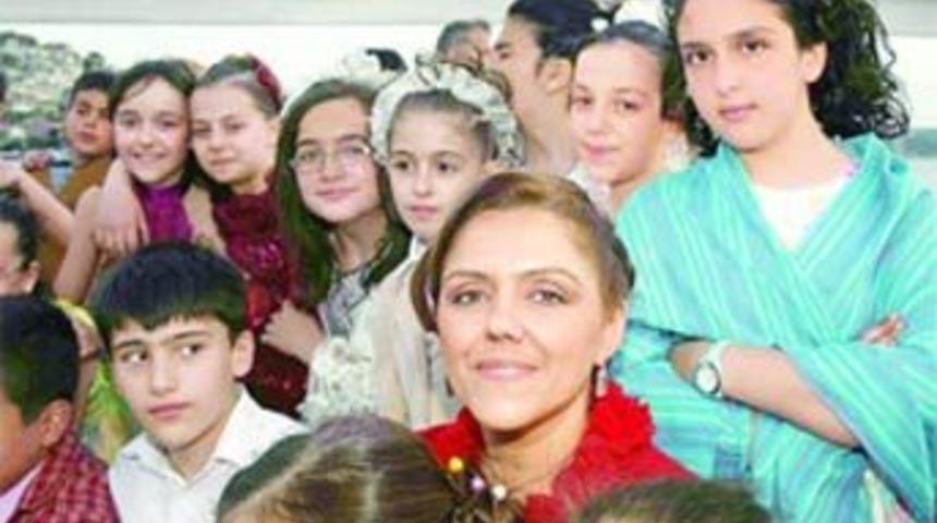Vildan &ouml;ğretmen &ccedil;ocuklarını uğurladı