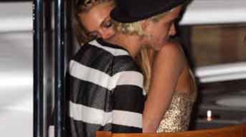 Lezbiyen ilişkisini 1 milyon dolara anlatacak