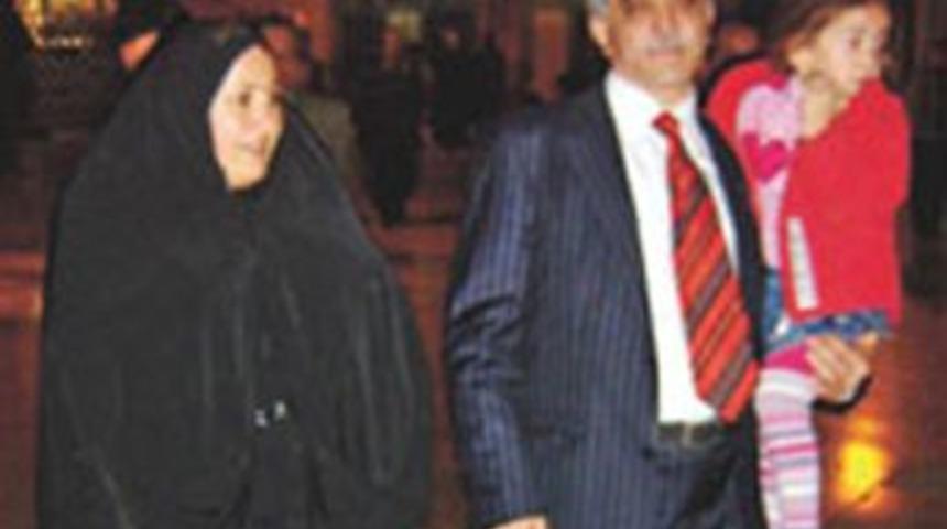 Vali'nin eşi "kara &ccedil;arşaflı" &ccedil;ıktı!