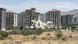 Malatya'da ağır hasarlı 2 bina patlayıcı yardımıyla yıkıldı