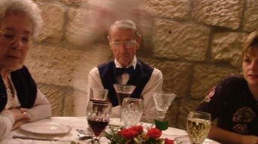 90'ıncı yaş g&uuml;n&uuml;nde hayalet ziyaretine geldi