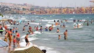 Tekirdağ'da sıcaktan bunalanlar sahillerde serinlemeye çalışıyor