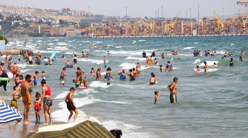 Tekirdağ'da sıcaktan bunalanlar sahillerde serinlemeye çalışıyor