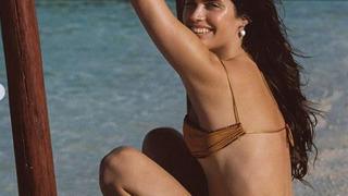 Kıvanç Tatlıtuğ ile reklamda yer almıştı! Sara Sampaio sere serpe uzanıp poz verdi