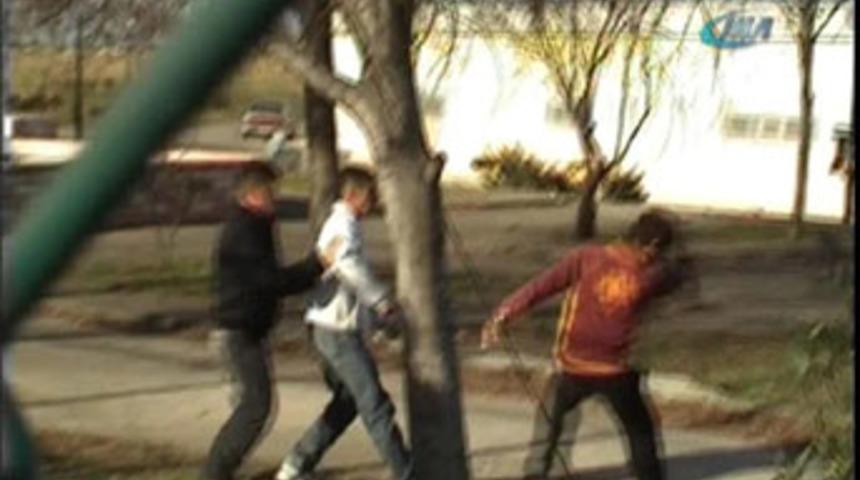 Kız kardeşine laf atanı tekme-tokat d&ouml;vd&uuml;