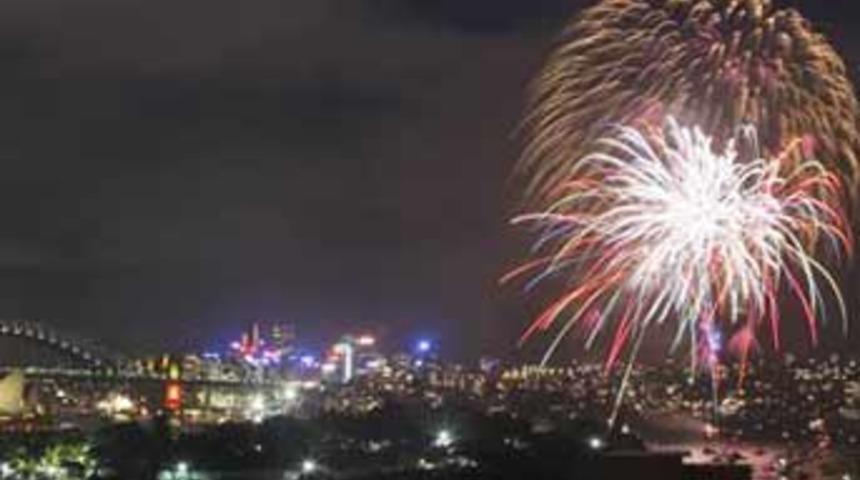 D&uuml;nya 2008'e merhaba demeye başladı