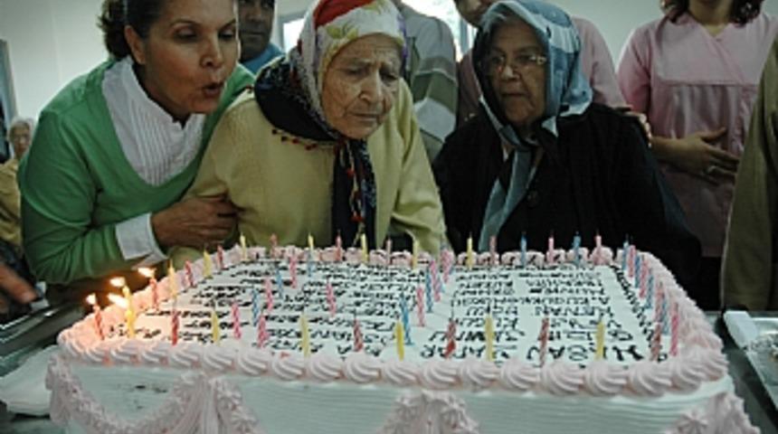 103 yaşında ilk kez doğum g&uuml;n&uuml;n&uuml; kutladı