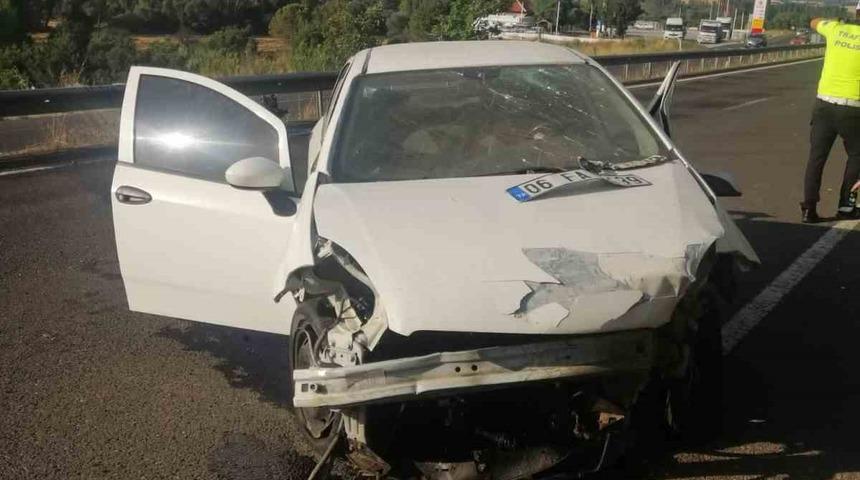 Uşak’ta yoldan çıkan otomobil bariyerlere vurdu: 2 ölü