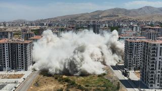 Adıyaman ve Malatya'da dinamitler patladı, gözyaşları döküldü, panik yaşandı! Deprem sanıp kendilerini dışarı attılar