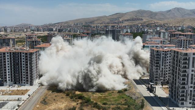 Adıyaman ve Malatya'da dinamitler patladı, gözyaşları döküldü, panik yaşandı! Deprem sanıp kendilerini dışarı attılar