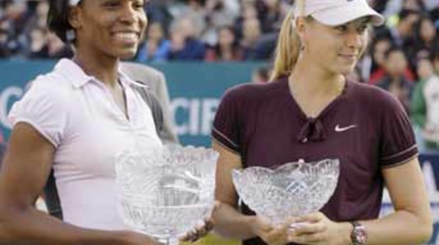 Sharapova, Venus'e &ccedil;arpıldı