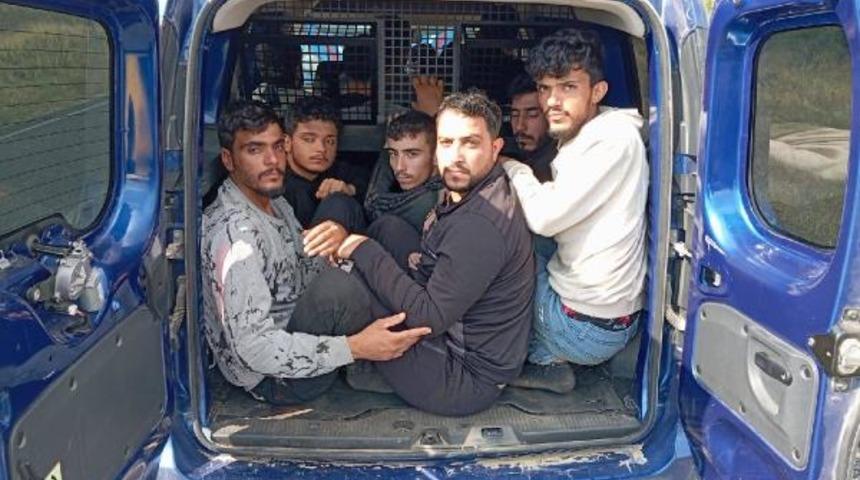 Görüntüler 'pes' dedirtti! Hafif ticari araç ve taksi ile balık istifi göçmen kaçakçılığı