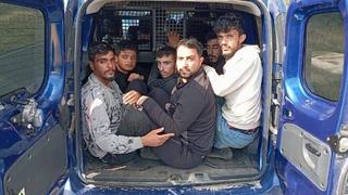 Görüntüler 'pes' dedirtti! Hafif ticari araç ve taksi ile balık istifi göçmen kaçakçılığı