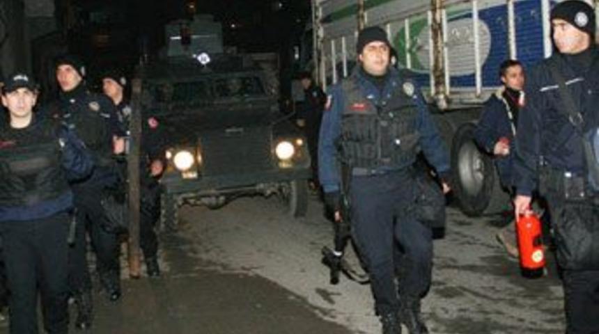 Polis aracına molotoflu saldırı girişimi