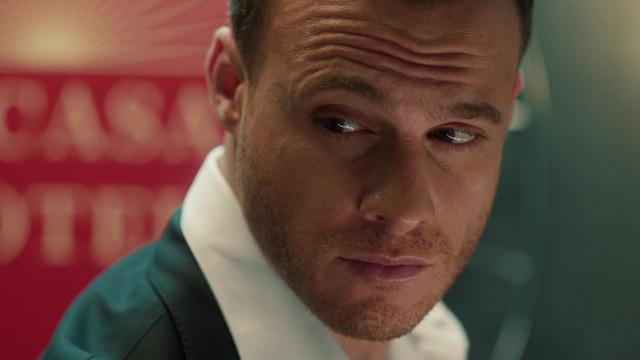 Kerem Bürsin sevenlerini korkuttu! Ya Çok Seversen setinde rahatsızlanınca apar topar hastaneye kaldırıldı