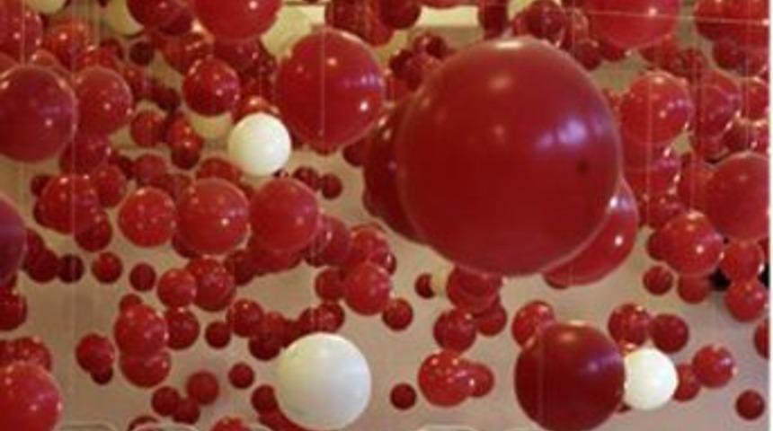 6 bin kırmızı beyaz k&uuml;re g&ouml;z kamaştırıyor