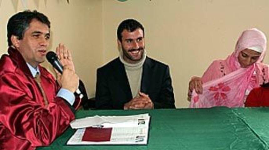 DTP'li başkan K&uuml;rt&ccedil;e resmi nikah kıydı