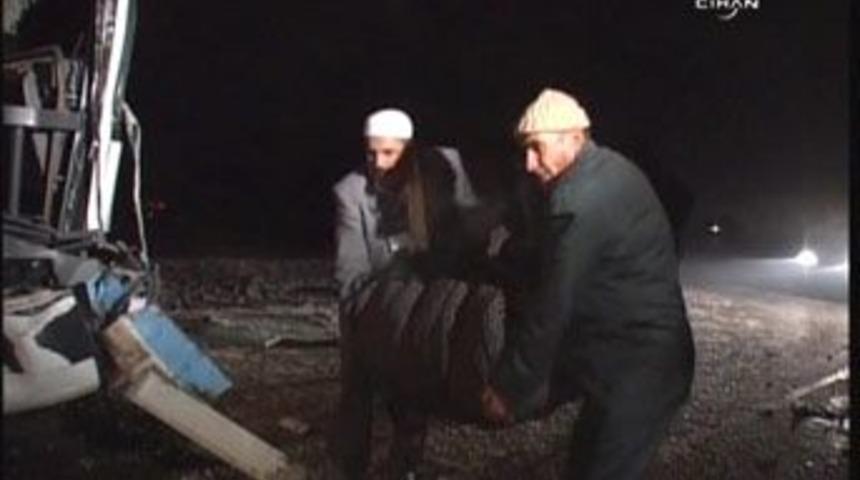 Hacıları taşıyan otob&uuml;s, minib&uuml;se &ccedil;arptı: 1 &ouml;l&uuml;