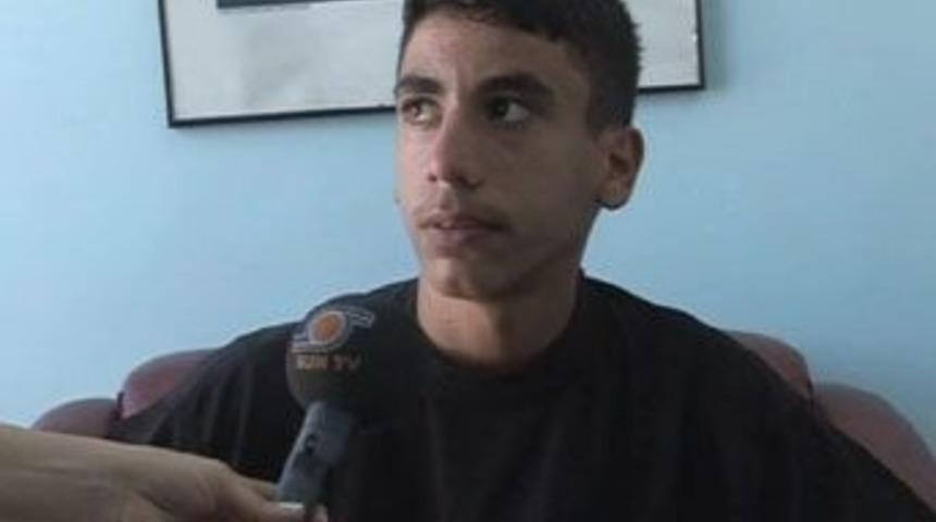 Derste kız arkadaşının omzuna elini koydu, s&uuml;rg&uuml;n edildi