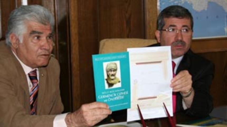 Milli m&uuml;cadele kahramanlarına anıt mezarlar