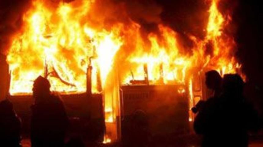 Pakistan'da militanlar 96 kamyonu yaktı