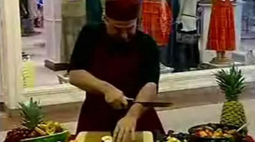 Canlı yayında kolunu kesiyor!