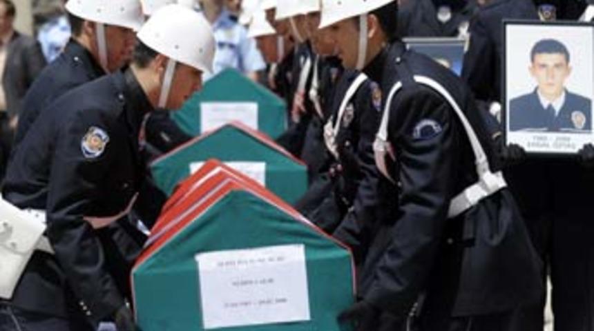 3 şehit polis memuru t&ouml;renle uğurlandı