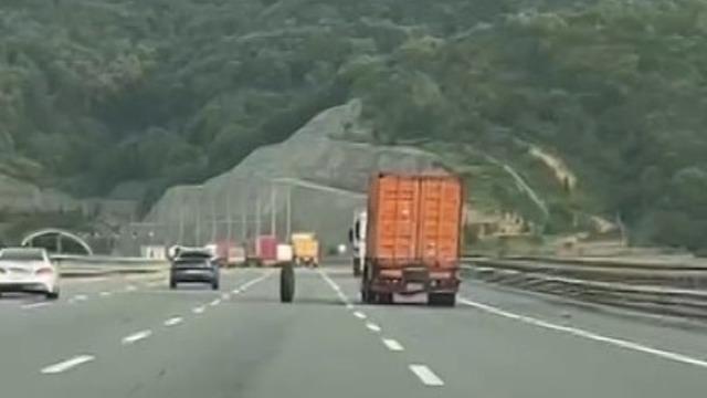 Kuzey Marmara Otoyolu’nda şaşkına çeviren olay! Kamyondan fırlayan tekerlek metrelerce yol kat etti