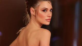 Yüsra Geyik sere serpe uzandı! Bikinili pozunda o detay dikkat çekti