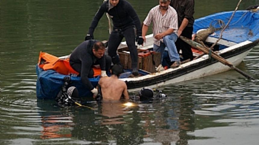 Irmakta kaybolan gen&ccedil;lerin cesedi bulundu