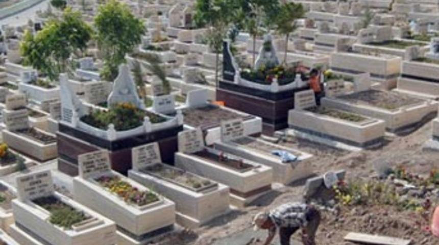 Emekli maaşı alan 80 bin kişi mezarda &ccedil;ıktı